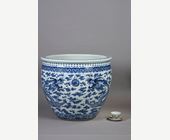 Blue White : Very large fish bowl in white blue porcelain decorated with two dragons in search of the fiery pearl - China second part of the 19th century
diam 62,5cm   H. 53.5cm