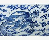 Bleu-Blanc : Très large vasque a poissons en porcelaine bleu blanc  décorée de deux dragons a la recherche de la perle enflammée  - Chine deuxieme partie du 19em siècle
  diam  62,5cm    H 53.5cm