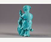 Objets d'art : Statuettes en turquoise finement sculptées - Chine epoque Qing vers 1900
1)Representant une jeune femme pressant des fruits sur un plateau posé sur un tabouret en forme de tonneau 
2) representant  un enfant posé sur un socle en pierre tendre 
