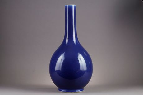 Bleu-Blanc : Vase bouteille en porcelaine monochrome bleu - Chine 1770/1820