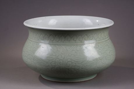 Polychrome : Grand brule parfum en porcelaine emaillée Celadon  orné d'un decor incisé de fleurs sous la couverte.
Chine Epoque Kangxi 1662/1722
