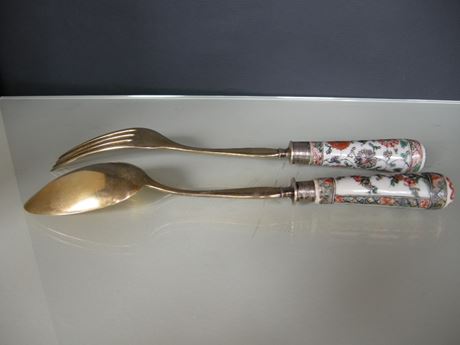 Polychrome : Chinese "famille verte" porcelain and vermeil fork and spoon decorated with birds and flowers. 