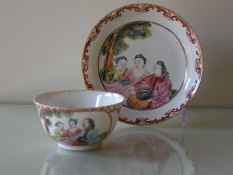 Polychrome : Cup and saucer decorated with 3 European Figures - Chine Export 1770