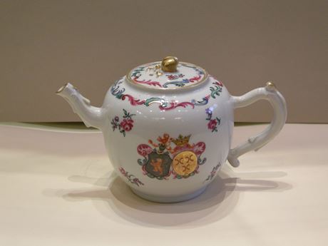 Polychrome : Armorial Teapot " Famille rose" -Qianlong period