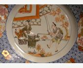 Polychrome : grande assiette en porcelaine montrant le pressage des pommes  chine
epoque Yongzheng 1723/1735 