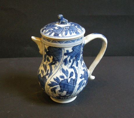 Blue White : porcelain ewer decorated in underglaze blue   - Kangxi period 1662/1722