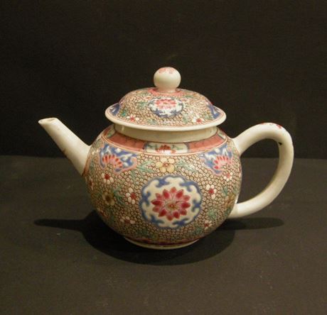 Polychrome : theiere en porcelaine de la famille rose - Chine Epoque Yongzheng  1723/1735