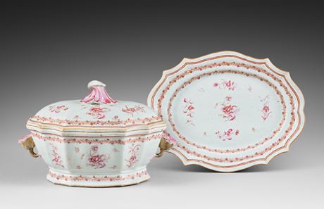 Polychrome : terrine et son presentoir en porcelaine de la famille rose les prises en forme de fleurs - chine epoque Qianlong vers 1760 -