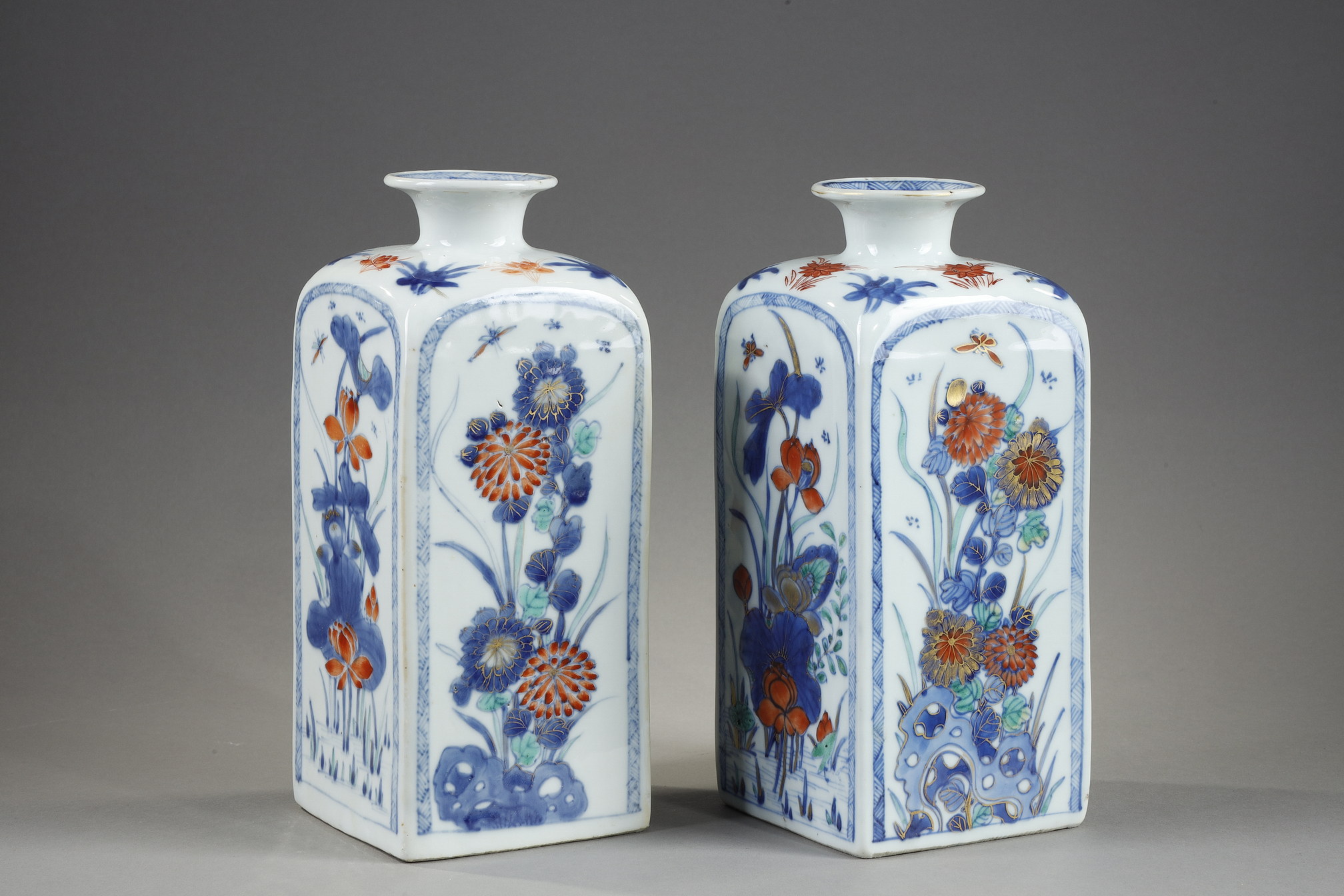 Polychrome : Pair of quadrangular vases decorated in blue underglaze and polychrome enamels
of flowers and foliage - China Kangxi period circa 1700/1720