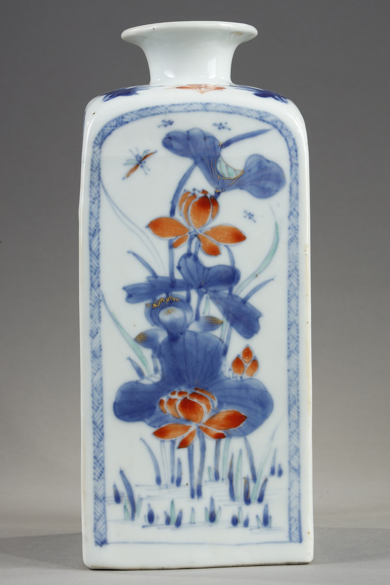 Polychrome : Pair of quadrangular vases decorated in blue underglaze and polychrome enamels
of flowers and foliage - China Kangxi period circa 1700/1720