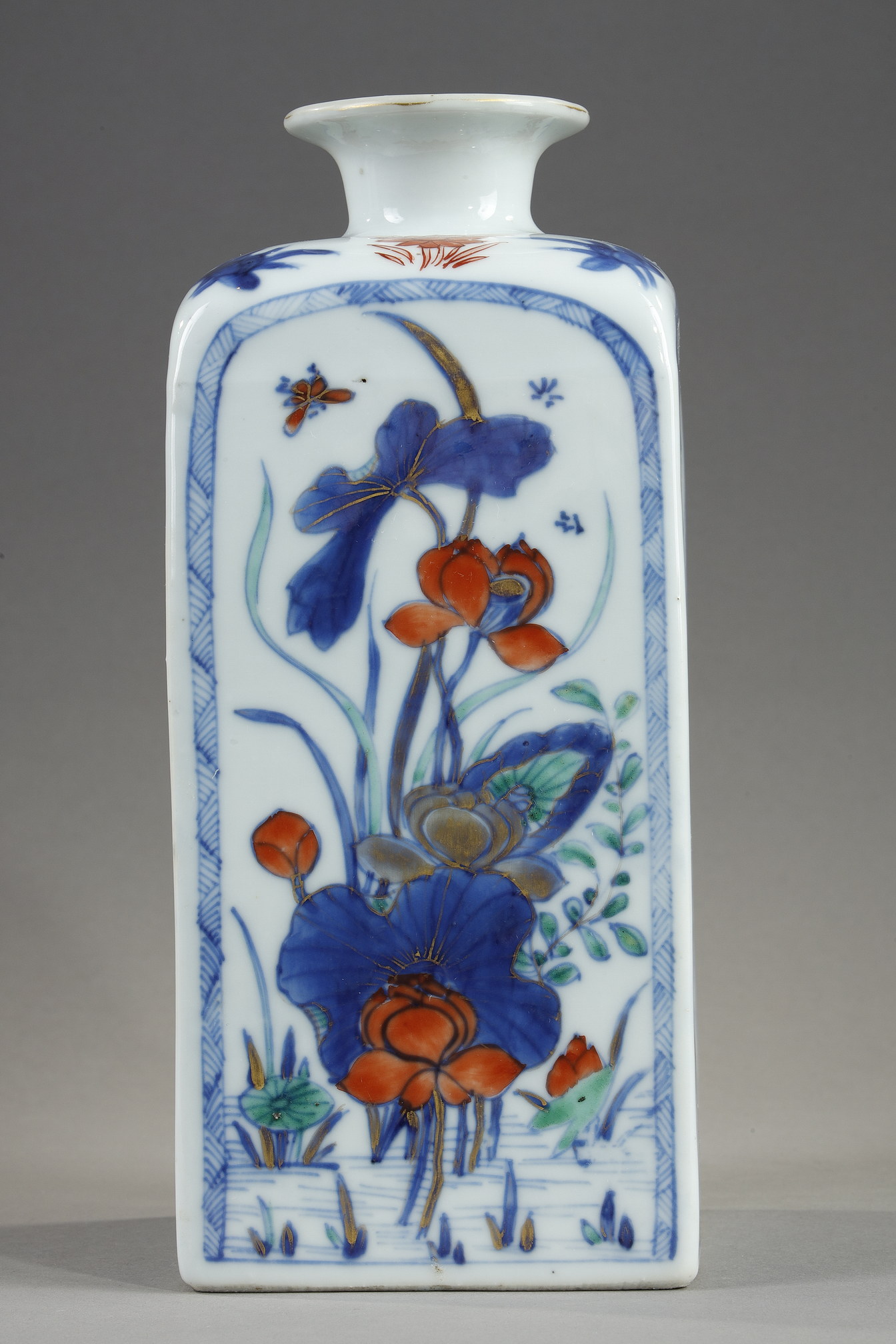 Polychrome : Pair of quadrangular vases decorated in blue underglaze and polychrome enamels
of flowers and foliage - China Kangxi period circa 1700/1720