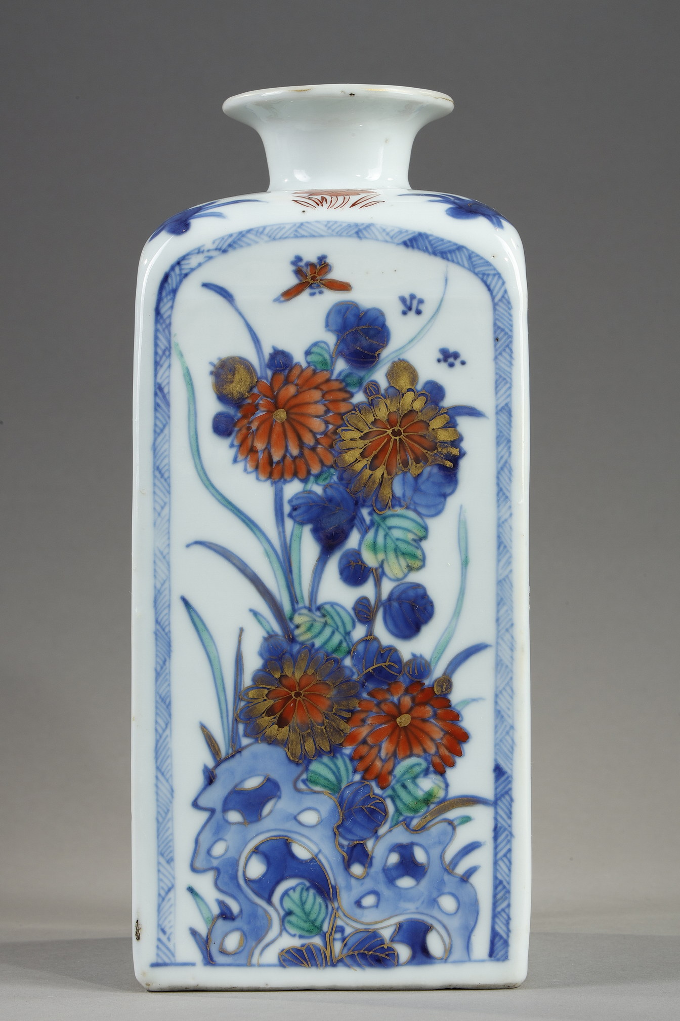 Polychrome : Pair of quadrangular vases decorated in blue underglaze and polychrome enamels
of flowers and foliage - China Kangxi period circa 1700/1720