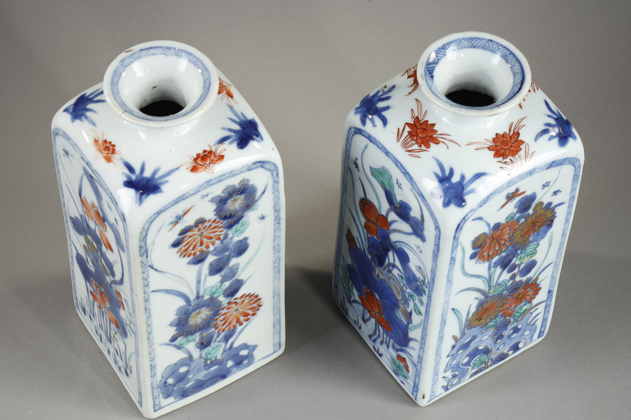 Polychrome : Pair of quadrangular vases decorated in blue underglaze and polychrome enamels
of flowers and foliage - China Kangxi period circa 1700/1720