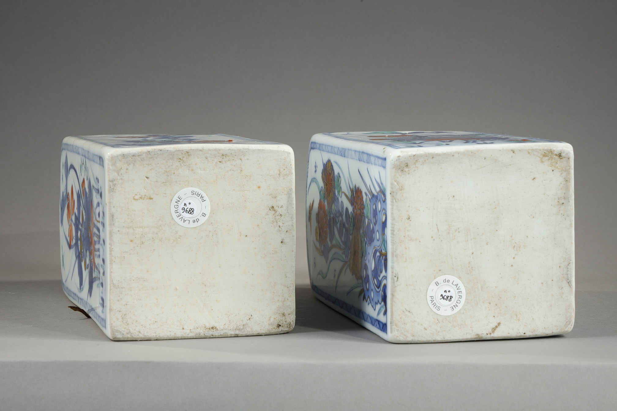 Polychrome : Pair of quadrangular vases decorated in blue underglaze and polychrome enamels
of flowers and foliage - China Kangxi period circa 1700/1720