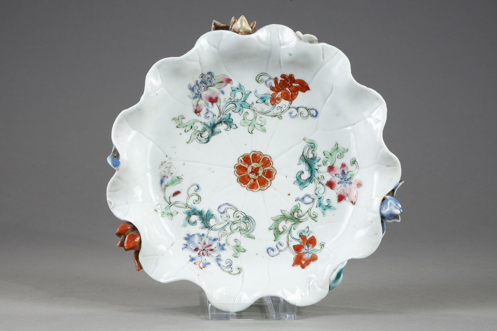 Polychrome : Small bowl in the shape of lotus with a relief decor applied .. China Qianlong period 1736/1795
Diam 14cm