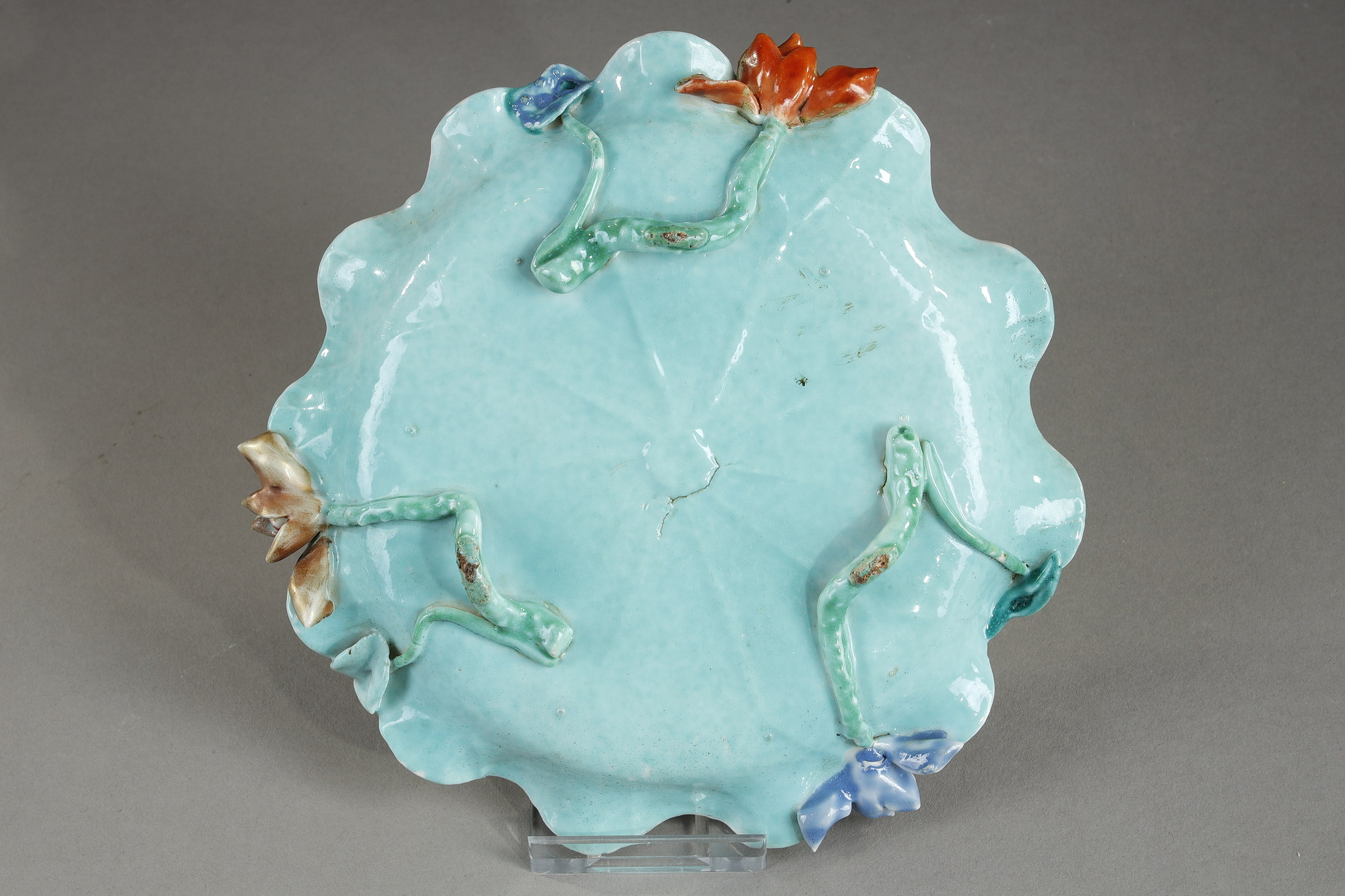 Polychrome : Small bowl in the shape of lotus with a relief decor applied .. China Qianlong period 1736/1795
Diam 14cm