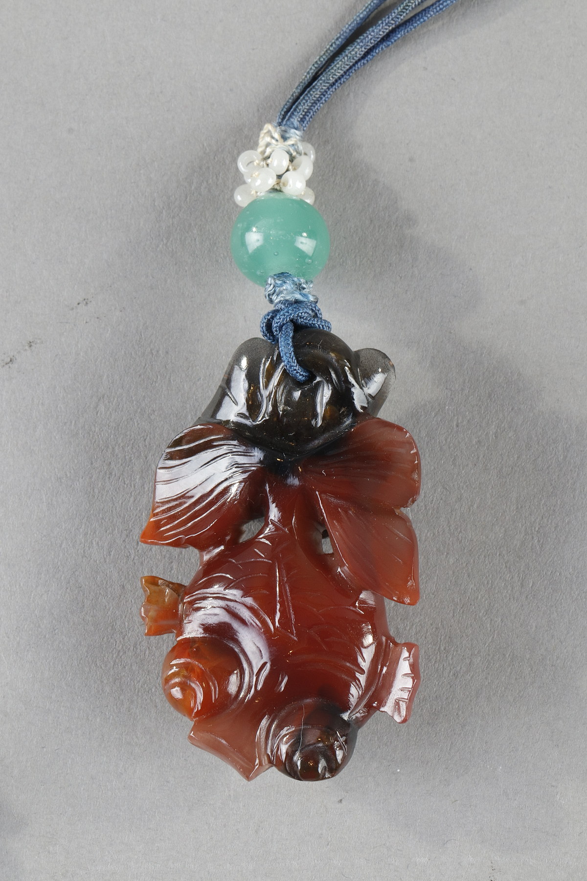 Works of Art : Cornelian pendant sculpted in cyprin (fish) shape - Early 20th century