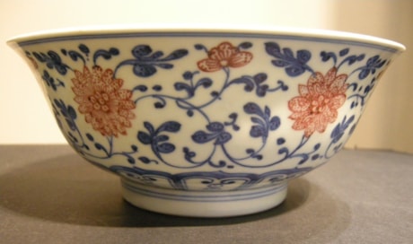 Blue White : porcelain pair of bowls enamelled underglaze blue and copper red with stylised flowers and leaves - mark xuande ? - Circa 1800/1850
D 20,5cm
