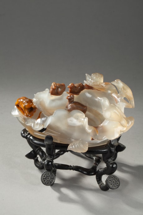 Works of Art : Agate brushwasher sculpted on a lotus leaf with ducks and birds and frog - 19th century -
L 15cm L 12,5cm