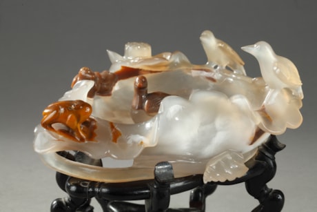 Works of Art : Agate brushwasher sculpted on a lotus leaf with ducks and birds and frog - 19th century -
L 15cm L 12,5cm