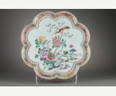 Polychrome : Rare grand plateau de presentation de la famille rose orné de canards mandarin et oiseaux parmis les fleurs Chine 1730/1740
D 41cm