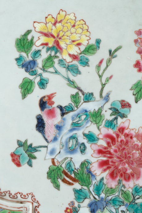 Polychrome : Rare grand plateau de presentation de la famille rose orné de canards mandarin et oiseaux parmis les fleurs Chine 1730/1740
D 41cm