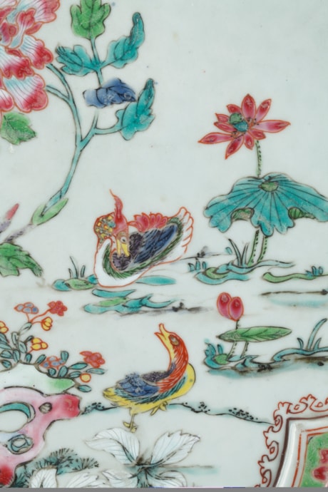 Polychrome : Rare grand plateau de presentation de la famille rose orné de canards mandarin et oiseaux parmis les fleurs Chine 1730/1740
D 41cm