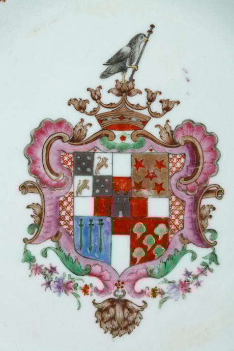 Polychrome : assiette en porcelaine de la compagnie des indes portant les armoiries portugaises d'antonio de sousa falcao de Saldanha coutinho chine de commande vers 1770
D 23cm