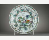 Polychrome : plat de la famille verte très finement decoré de fleurs et oiseaux
Chine epoque Kangxi 1662/1722
D 36cm
