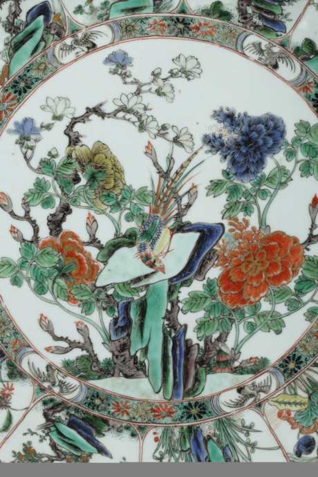 Polychrome : plat de la famille verte très finement decoré de fleurs et oiseaux
Chine epoque Kangxi 1662/1722
D 36cm