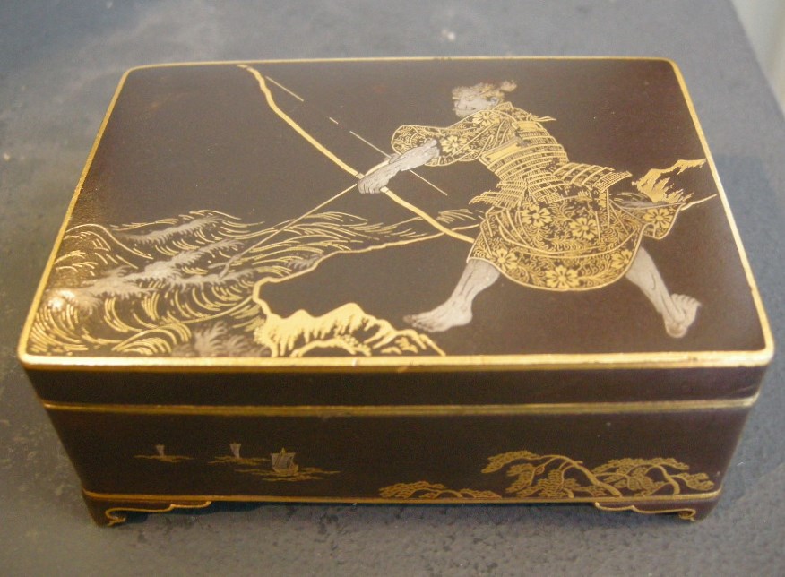 Japonais : boite en fer laqué incrustée d argent et de cuivre doré  - signée Nippon Koku kyoto ju Komei sei - japon epoque meiji  (1868/1912)
D 10cm