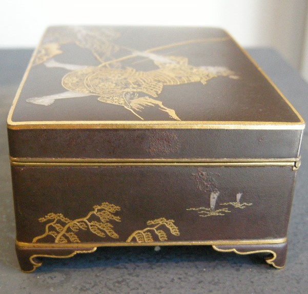 Japonais : boite en fer laqué incrustée d argent et de cuivre doré  - signée Nippon Koku kyoto ju Komei sei - japon epoque meiji  (1868/1912)
D 10cm