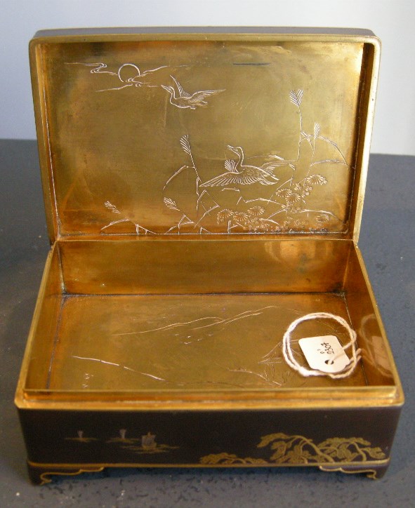 Japonais : boite en fer laqué incrustée d argent et de cuivre doré  - signée Nippon Koku kyoto ju Komei sei - japon epoque meiji  (1868/1912)
D 10cm