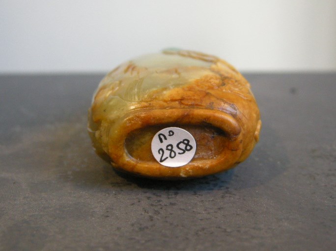 Snuff Bottles : Snuff bottle jade russet and green sculpted with figure rocks and clouds - 1750/1800