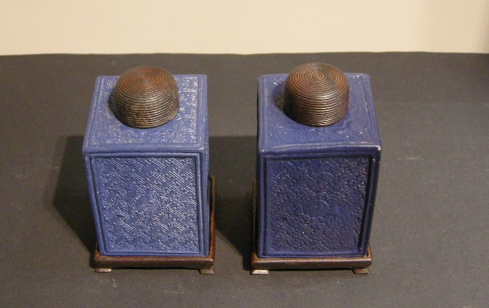 Blue White : Tea box porcelain blue molded in lacquer style - Jiaqing period 1796/1820
(H 14cm)