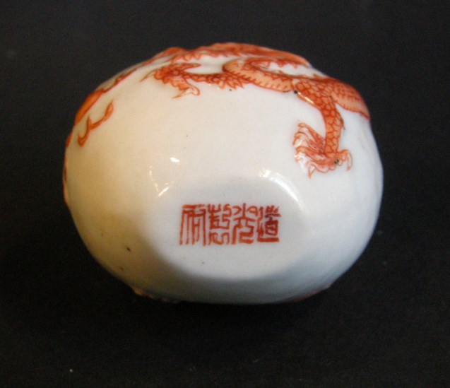 Tabatières : tabatiere en porcelaine décorée en rouge de fer d un dragon en leger relief  . Chine marque et periode Daoguang 