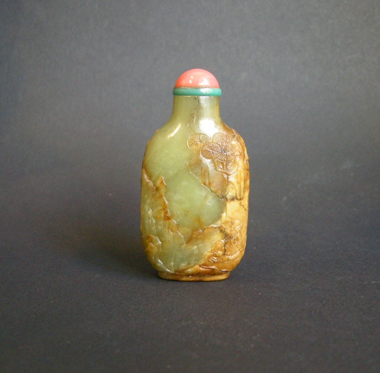 Snuff Bottles : Snuff bottle jade russet and green sculpted with figure rocks and clouds - 1750/1800