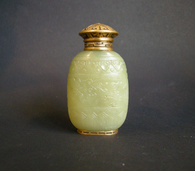 Snuff Bottles : Jade green snuff bottle moghol style - 1765/1850

Gold mount french work dated 1906