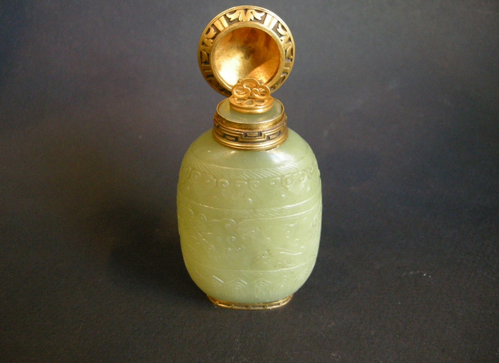 Snuff Bottles : Jade green snuff bottle moghol style - 1765/1850

Gold mount french work dated 1906