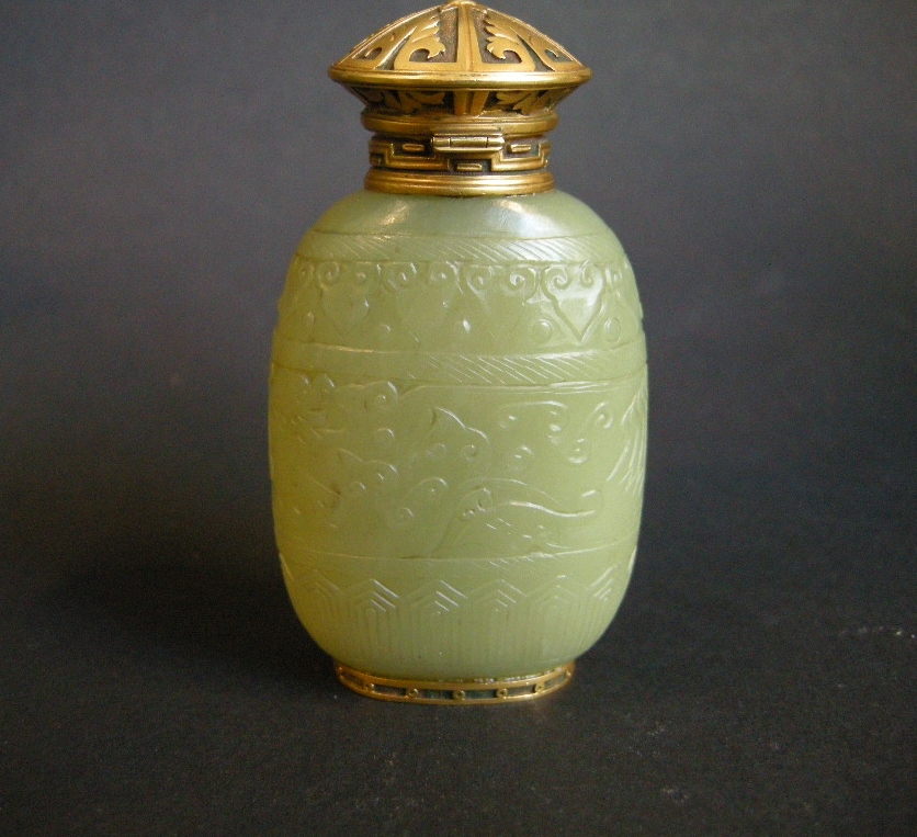 Snuff Bottles : Jade green snuff bottle moghol style - 1765/1850

Gold mount french work dated 1906