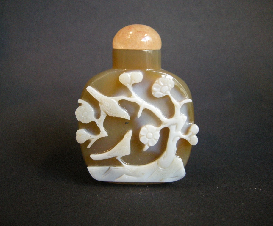 Snuff Bottles : snuff bottle agate sculpted in the white color with birds and flowers 
1800/1850
