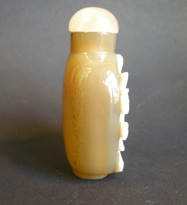 Snuff Bottles : snuff bottle agate sculpted in the white color with birds and flowers 
1800/1850