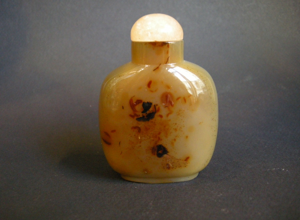 Snuff Bottles : snuff bottle agate sculpted in the white color with birds and flowers 
1800/1850