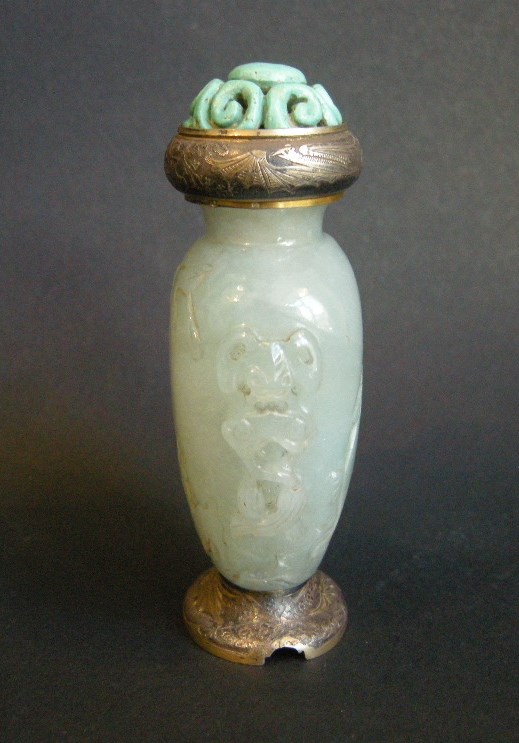 Snuff Bottles : jadeite snuff bottle green sculpted  - 19th century -
Silver mounted by Maquet Rue Royale Paris - 1930 -