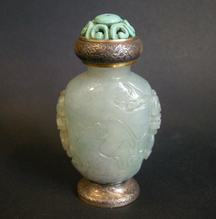 Snuff Bottles : jadeite snuff bottle green sculpted  - 19th century -
Silver mounted by Maquet Rue Royale Paris - 1930 -