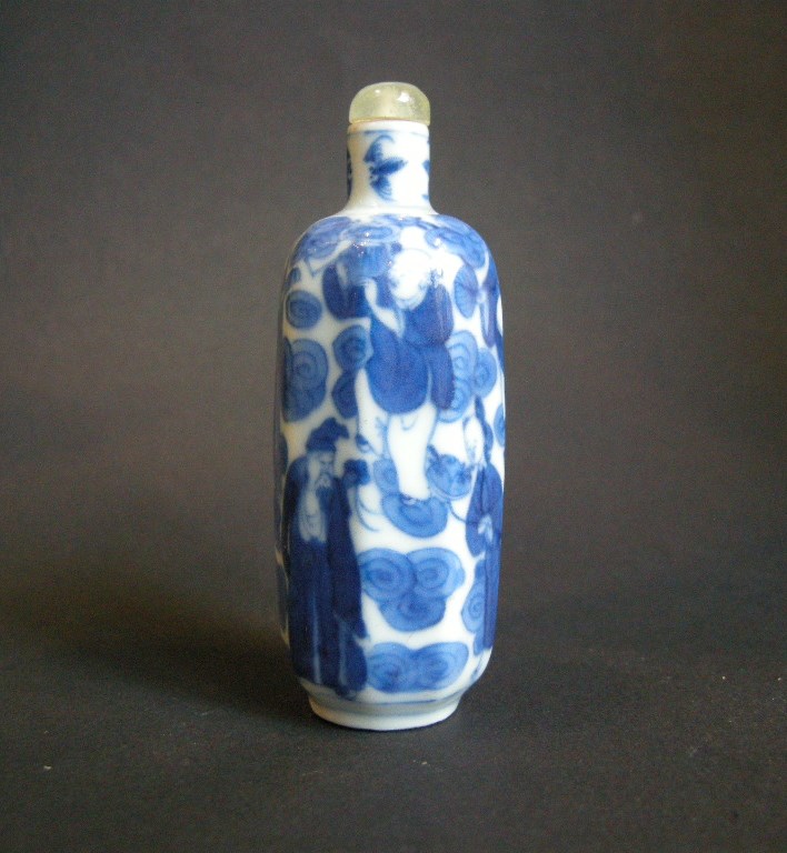 Snuff Bottles : Porcelain snuff bottle "blue and white" painted wih Immortals -1800/1820
