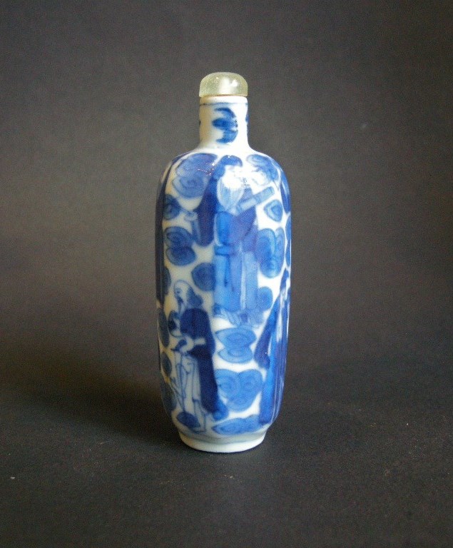 Snuff Bottles : Porcelain snuff bottle "blue and white" painted wih Immortals -1800/1820