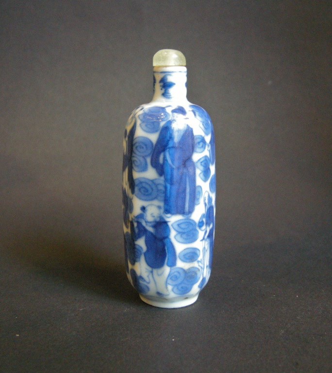 Snuff Bottles : Porcelain snuff bottle "blue and white" painted wih Immortals -1800/1820