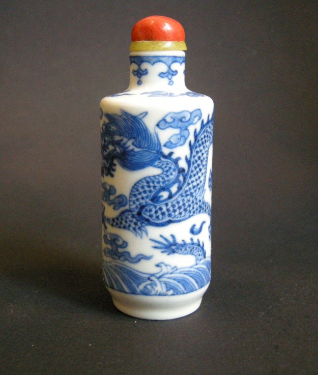 Snuff Bottles : Snuff bottle porcelain "soft past" blue and white  painted with dragons  - 1800/1850 -