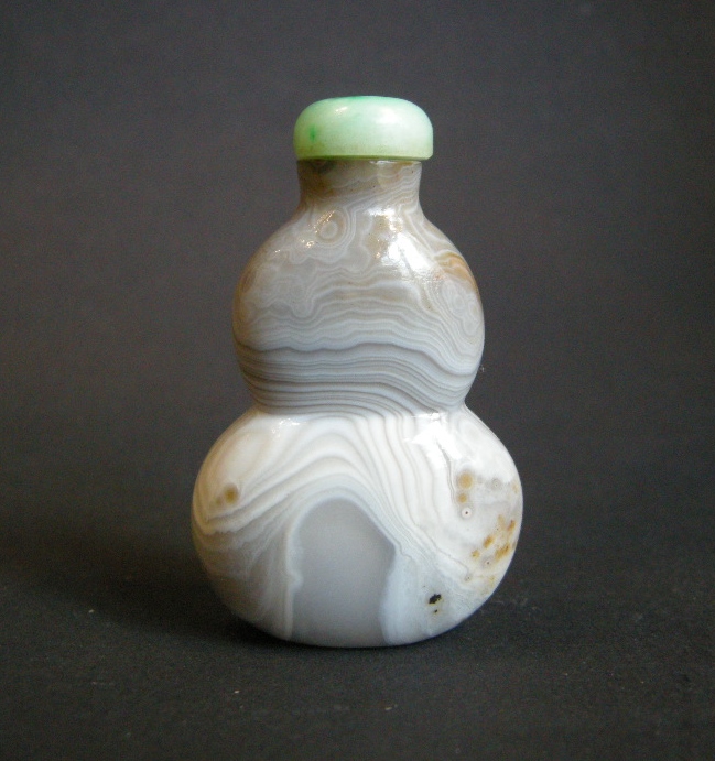 Snuff Bottles : agate banded snuff bottle double gourd 
19th century